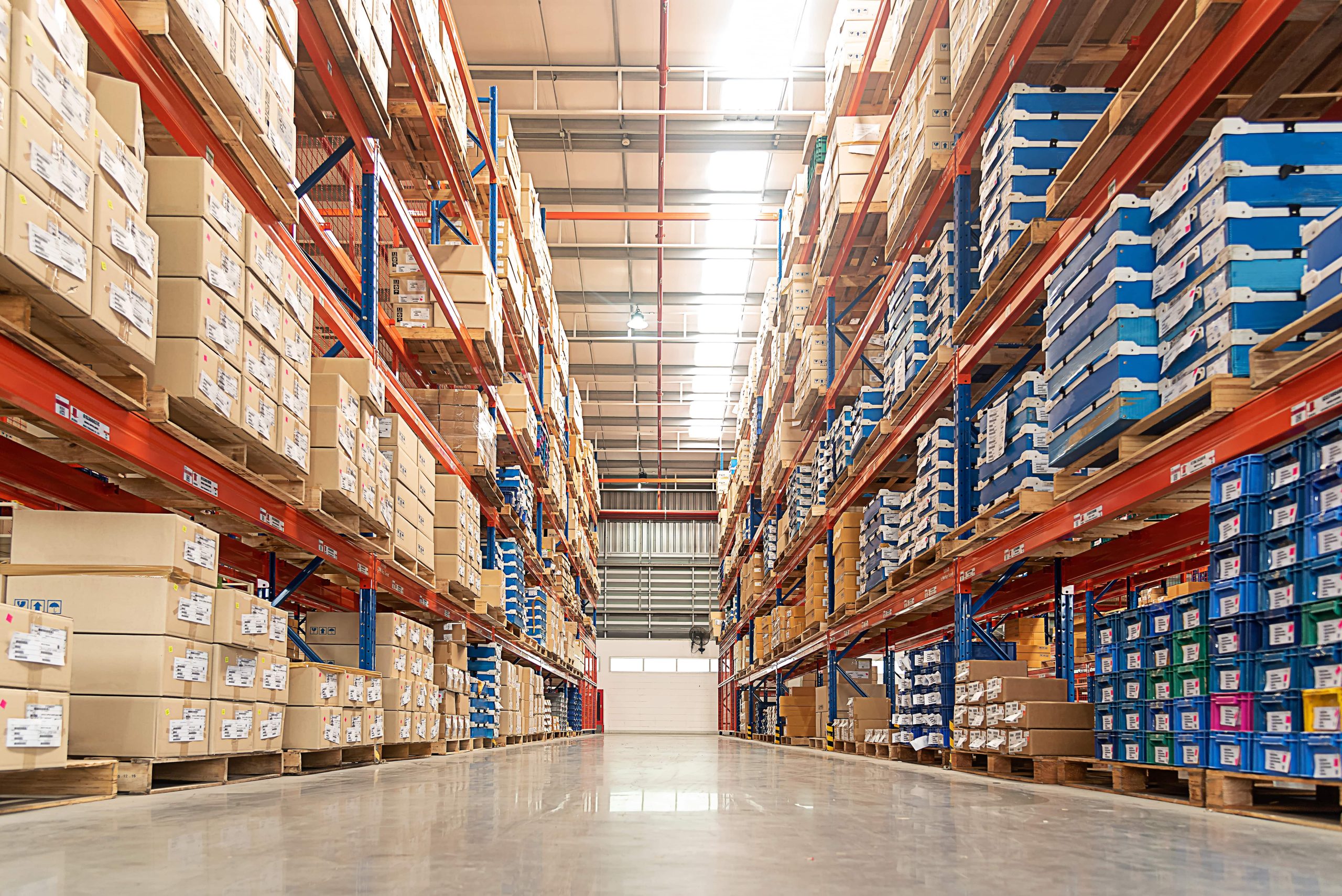 AdobeStock_289332765-min distribution center